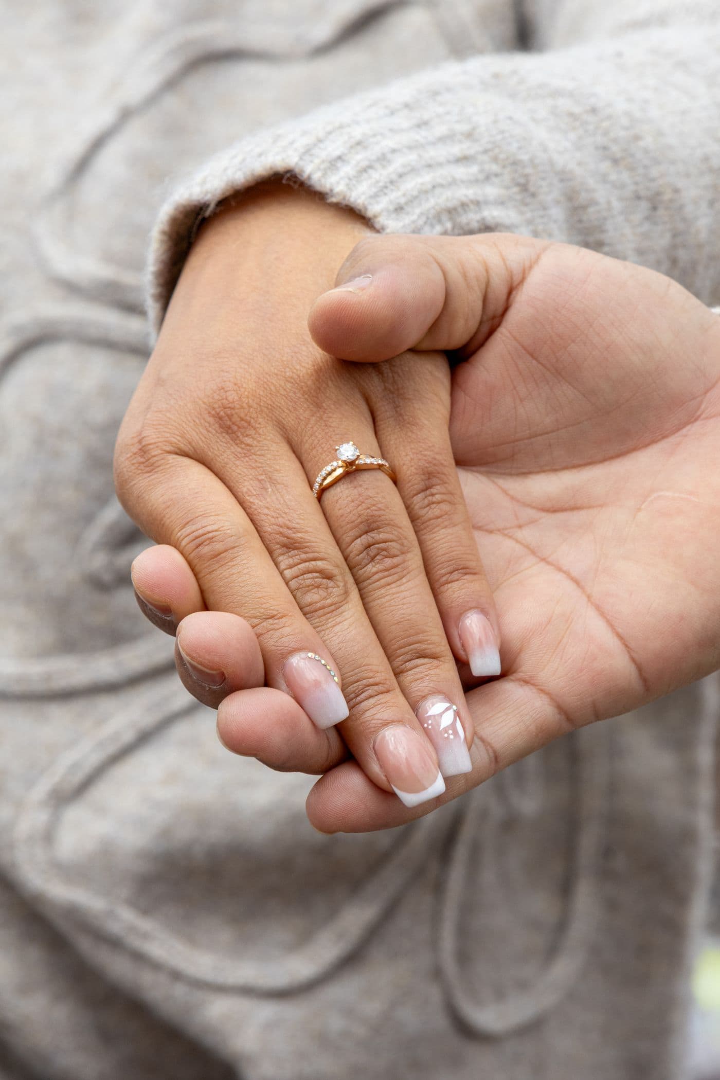 Le mani di una coppia, una nell'altra