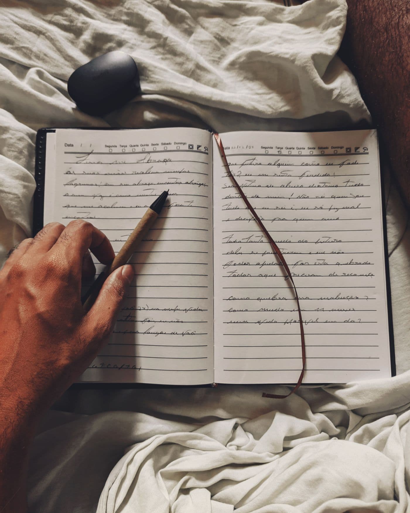 Una mano scrive su un diario aperto